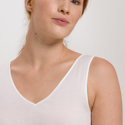 71602 Cotton Seamless V-Neck Tank - 101 White