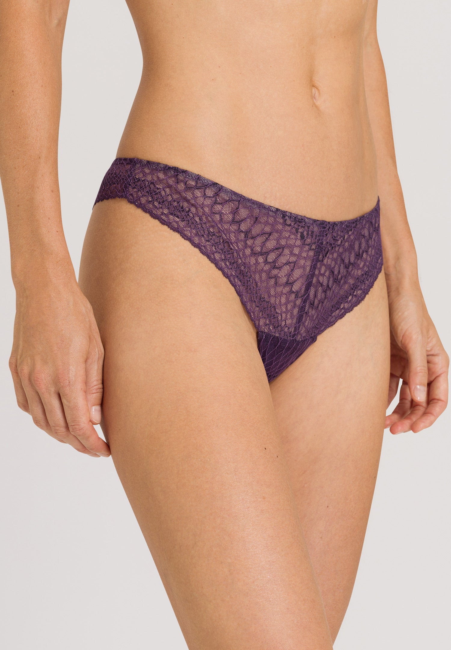 72942 Thalie Thong - 2376 Animal Lace Boysenberry